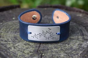 Braccialetto con targhetta rettangolare con incisione personalizzata su alluminio e ottone.